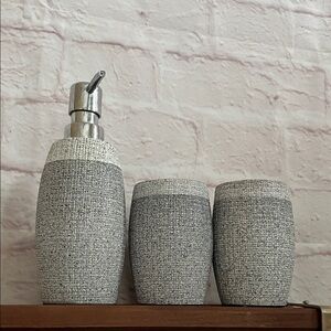 Gray Textured Bath Set